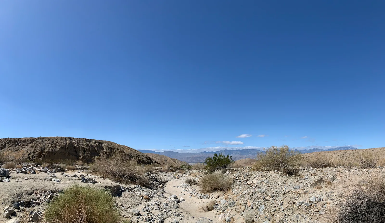 Un sendero de arena en un paisaje desértico